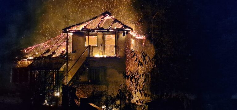 INCENDIU VIOLENT la Bulzeștii de Sus. Pompierii au luptat 4 ore cu flăcările și au evitat, la limită, explozia unor butelii