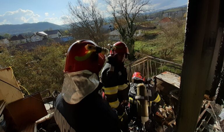 INCENDIU VIOLENT la un apartament din Brad