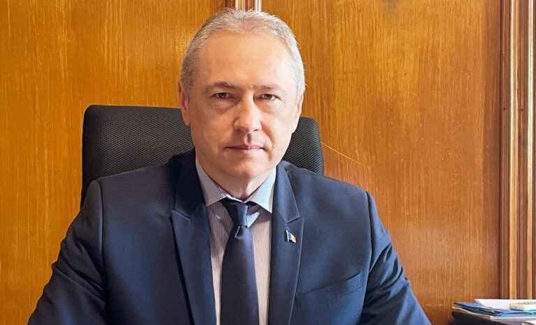 Ţăranii care vând mere pe marginea drumului, amendaţi de ANAF Deva. Heiuș: Niște nemernici, îmi este ruşine…