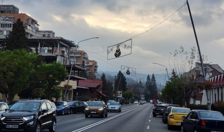 La Petroșani se montează deja luminițele de Crăciun, care se vor aprinde de Moș Nicolae