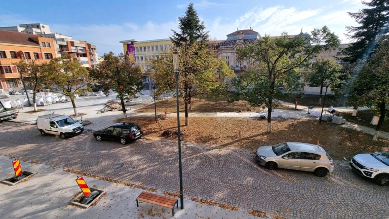 Lucrările la Centrul Istoric din Deva se apropie de final. Cum arată acum parcul și pietonala