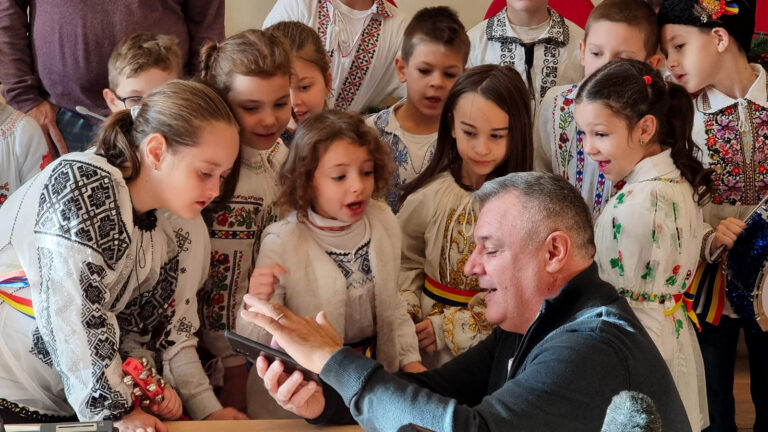 Reacția micuților de la ”Șaguna” când primarul Devei le-a arătat cum va fi noua lor școală