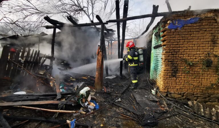 INCENDIU la o casă de oameni sărmani din Romoşel. Au rămas sub cerul liber la începutul iernii