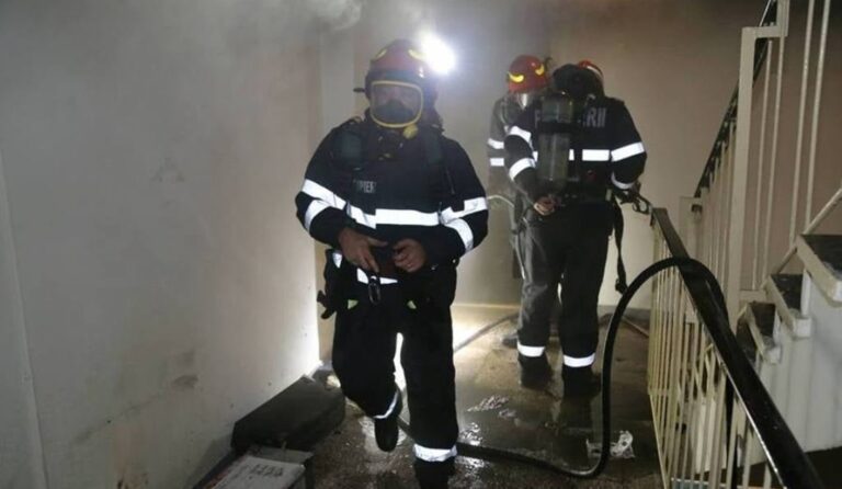 Deva: INCENDIU pe scara blocului. Pompierii au salvat şase locatari, două persoane intoxicate cu fum transportate la Urgenţe