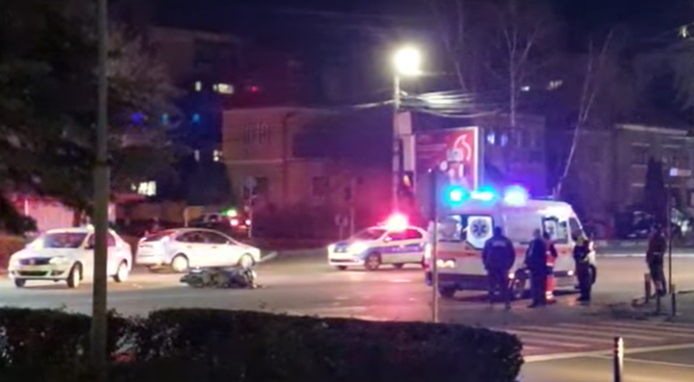 Deva: Un taximetrist a făcut o manevră interzisă și a izbit cu mașina un motociclist, în zona Pieței