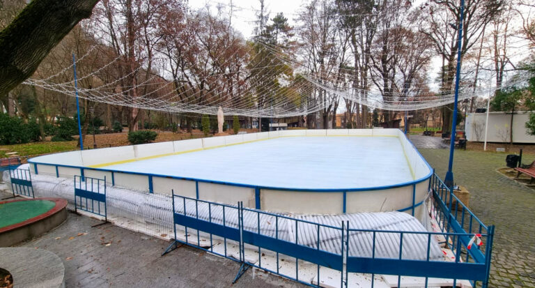 Patinoarul de la Deva se deschide astăzi, 5 decembrie, în Parcul Cetate. Vezi care sunt tarifele