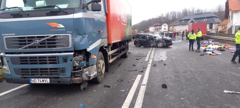 Tragedie la Ciopeia, lângă Haţeg. O tânără de 37 de ani a decedat. Un TIR a izbit DIN SPATE mașina în care ea era pasageră