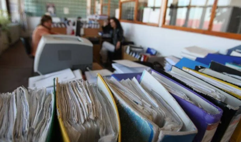 Instituțiile publice, inclusiv primăriile, obligate să nu mai ceară „dosare cu șină”. Legea a fost promulgată