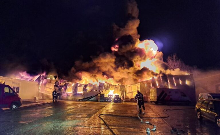 ULTIMA ORĂ: INCENDIU PUTERNIC în Deva, pe strada Depozitelor, în această noapte!