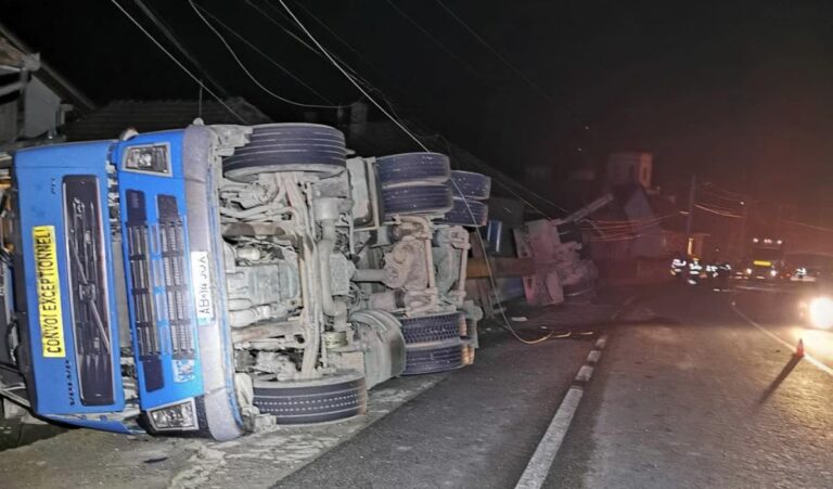 ULTIMA ORĂ: TIR răsturnat la Batiz, judeţul Hunedoara. Trafic îngreunat până după miezul nopţii