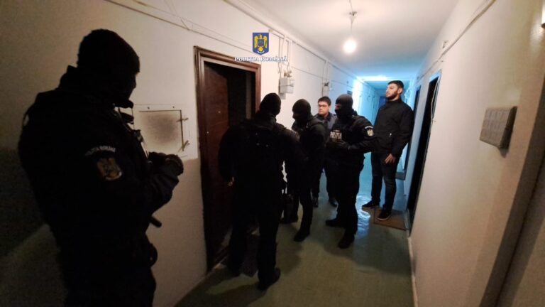 TÂLHARII care au jefuit o sală de jocuri din Deva, săltaţi de mascaţi. Unde se ascundeau infractorii – VIDEO
