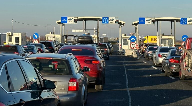 GATA VACANȚA: AGLOMERAȚIE în vama Nădlac II. Timp de așteptare de peste 90 de minute la ieșirea din țară