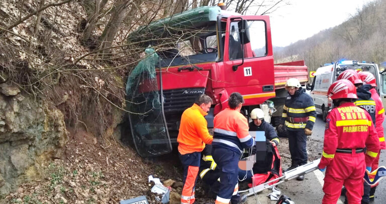 Accident la intrarea în Brad, dinspre Deva. Șoferul a fost găsit sub cabina camionului