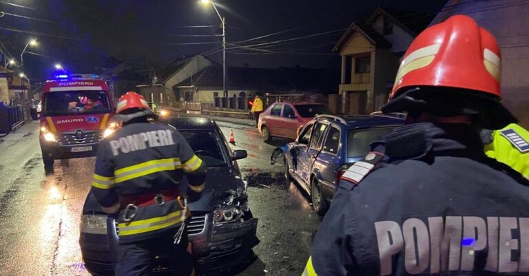 ACCIDENT la intrarea în Deva: Trei autoturisme au intrat în coliziune
