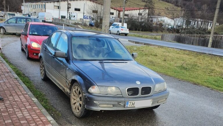 INCREDIBIL: A demontat discurile de frână ale maşinii şi a pornit la drum. Poliţia l-a descoperit în trafic