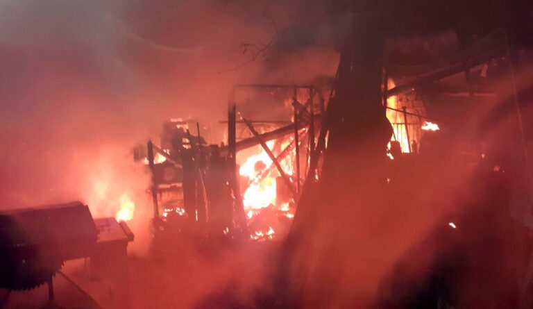 Lupta cu focul a durat peste două ore. INCENDIU în comuna Vaţa de Jos, în această noapte