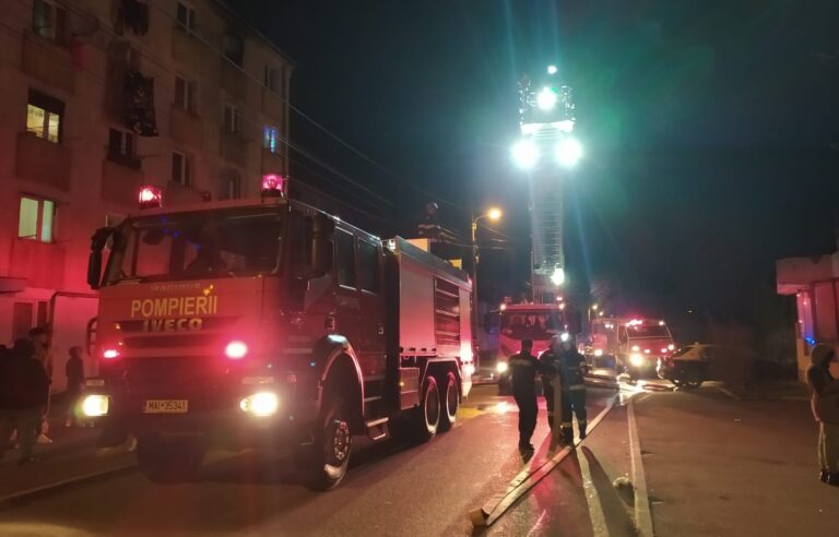 INCENDII la Hunedoara şi Simeria. Zeci de oameni evacuaţi, pagube însemnate
