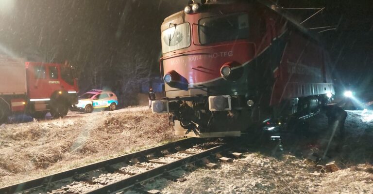 PERICOL: Locomotivă în flăcări, pe ruta Petroşani-Deva. Vagoanele transportau COMBUSTIBIL LICHID