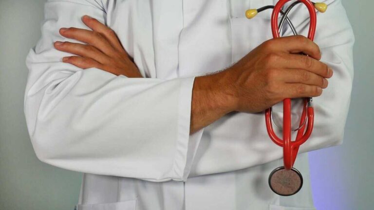 Medic PEDIATRU din Timișoara, prins în timp ce se pregătea să-i facă sex oral unui minor