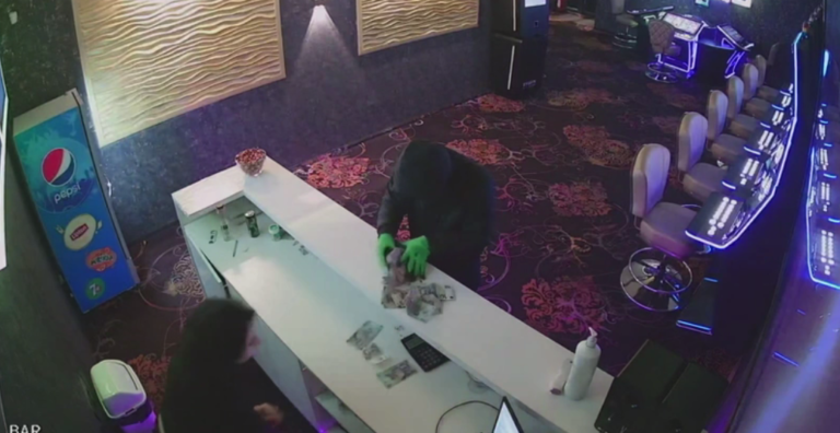 Cum a fost jefuită sala de jocuri din Deva: VIDEO camera de supraveghere