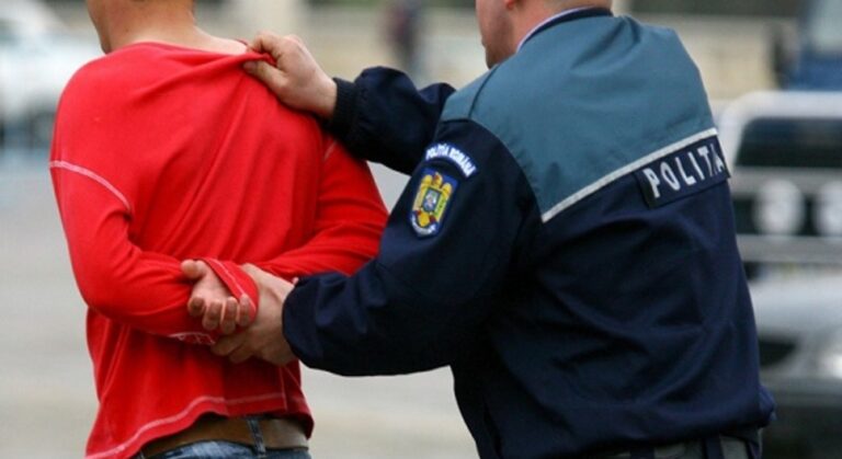 Fata de 14 ani a fugit dar bărbatul a prins-o. Un băiat, venit pe la spate, i-a dat pumni în cap bărbatului. Petroșani, România