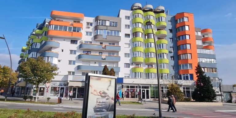 O copilă de 13 ani a fost lovită în cap de un acoperiş luat de vânt, pe Bulevardul Decebal din Deva