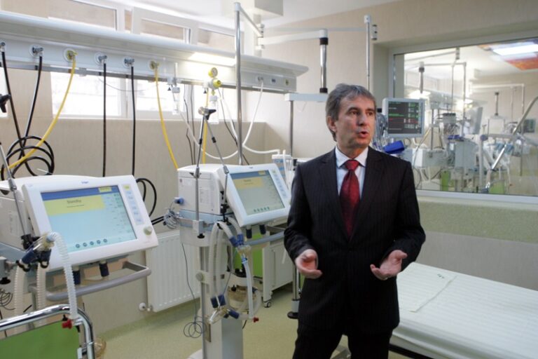 Reputatul medic Dorel Săndesc, noul director al Spitalului Judeţean de Urgenţă Timişoara. Ordinul a fost semnat