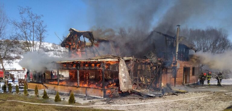 INCENDIU deosebit de VIOLENT la o cabană din Silvașu de Sus, chiar lângă mănăstirea Prislop: VIDEO cu intervenția pompierilor