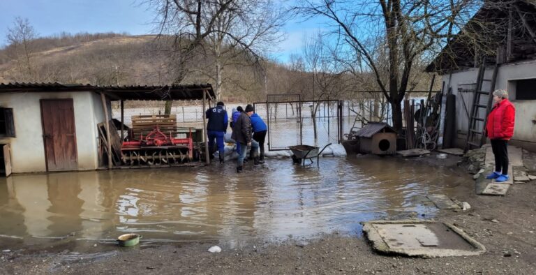 Poveste fără sfârșit: Când plouă și se topesc zăpezile, sunt INUNDAȚII la Vața de Jos și Baia de Criș