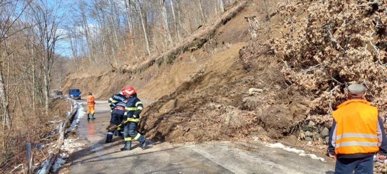 ULTIMA ORĂ: Alunecare de teren la Vorța, drum județean BLOCAT TOTAL între Ilia şi Ţebea