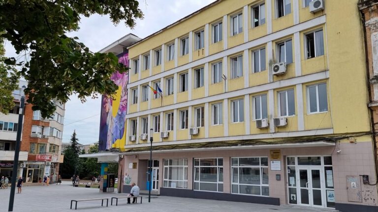 SCANDALUL ”Azilele groazei” BUBUIE în județul Hunedoara. Premierul Ciolacu cere SUSPENDAREA șefei AJPIS și controale la Poliția Județeană