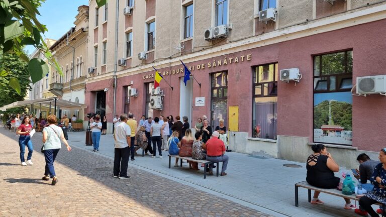 PROTEST la Casa de Asigurări de Sănătate Hunedoara. Activitatea e ÎNTRERUPTĂ, angajații cer salarii mai mari