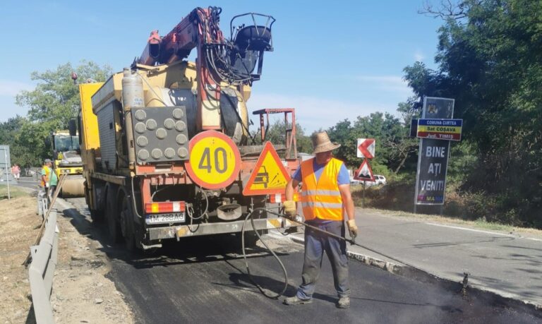 BĂTAIE DE JOC între Deva și Nădlac! Drumarii asfaltează în zona Coșava, pe bucata lipsă a autostrăzii A1, în LUNA CEA MAI AGLOMERATĂ
