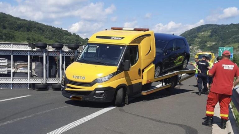 ACCIDENT PE AUTOSTRADA A1, la Șoimuș. O platformă cu autoturisme s-a răsturnat, trafic blocat aproape o oră