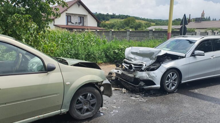 CIOCNIRE FRONTALĂ la intrarea în comuna Romos, chiar sub panoul cu ”Bun venit”. Cinci răniți au ajuns la spital