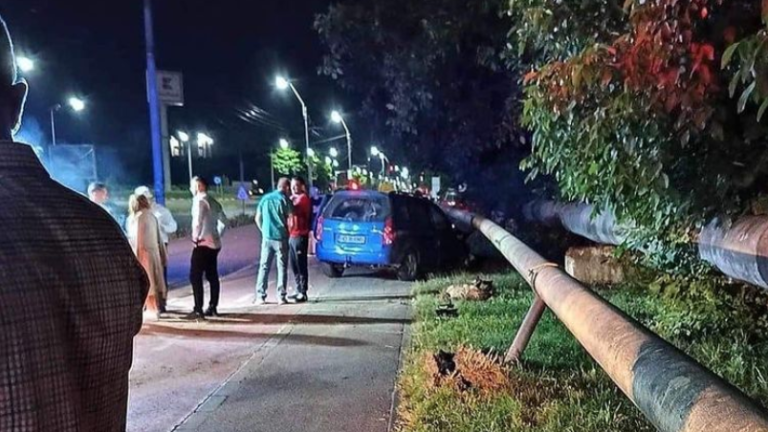 DEVA: RUPT DE BEAT, a lovit un semafor și apoi a intrat în conducta de GAZ din fața Ștrandului Municipal