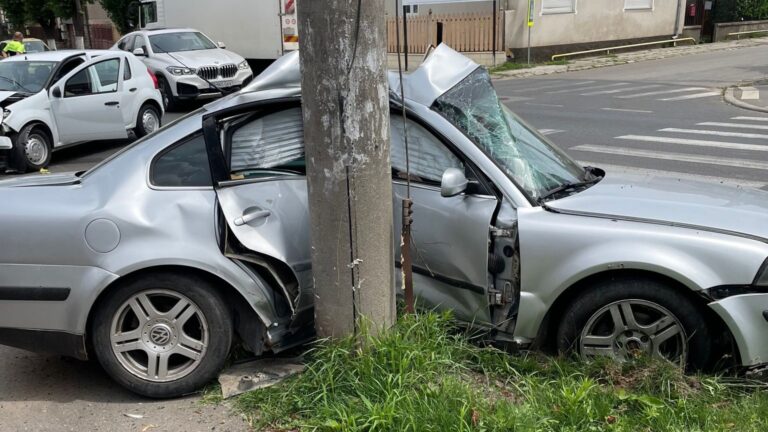 ACCIDENT în municipiul Hunedoara: Șoferul de 70 de ani nu a acordat prioritate, un tânăr a ajuns la spital – VIDEO