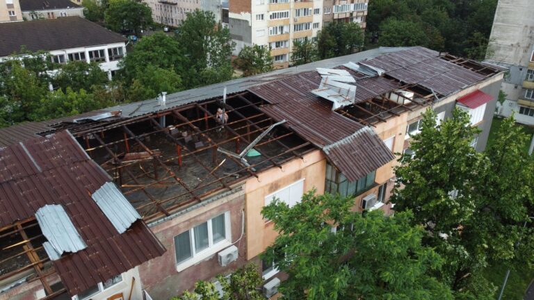PERICOL PUBLIC: Acoperişurile făcute fără autorizaţie, UN DEZASTRU în caz de furtună! VIDEO: ravagiile din Hunedoara