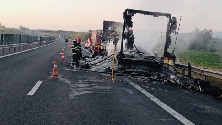Un TIR a luat foc pe autostrada A1, sensul Timișoara – Deva, în cursul nopții. RESTRICȚIE de circulație