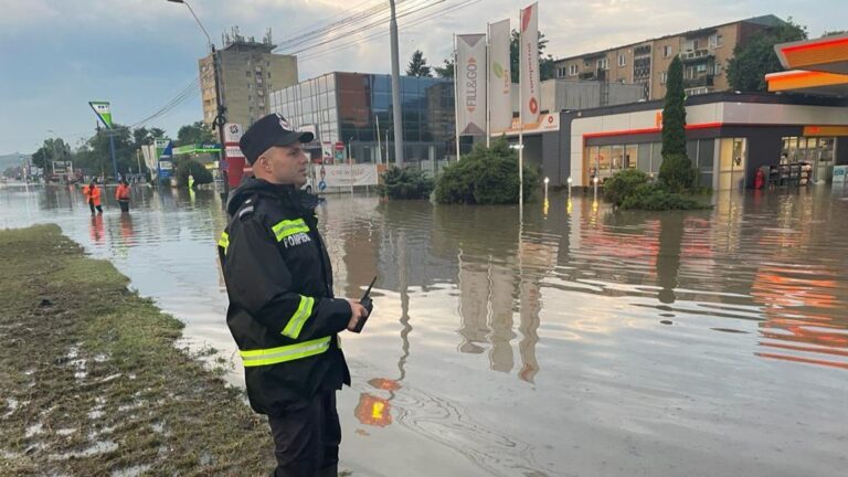 RUPERE DE NORI la Deva! Străzile au fost inundate, circulația a fost oprită pe centura orașului. FOTO-VIDEO