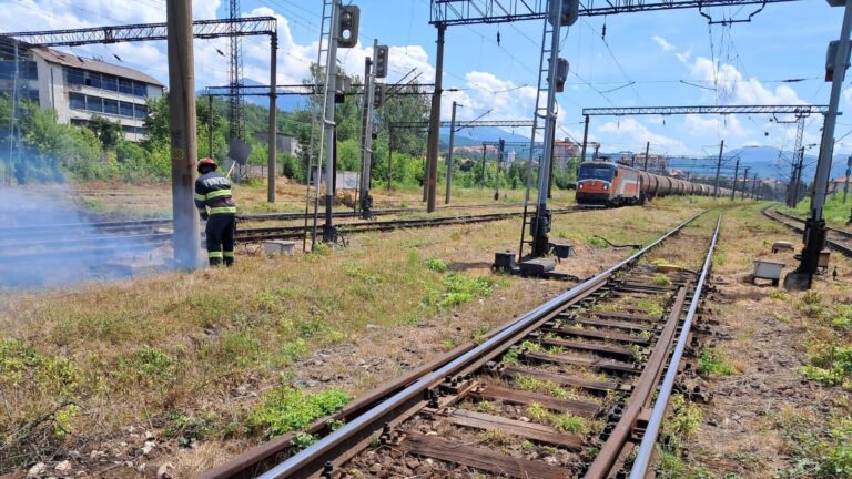 PERICOL: Tren cu 17 vagoane cisternă PLINE CU MOTORINĂ se îndrepta spre un INCENDIU izbucnit în gară