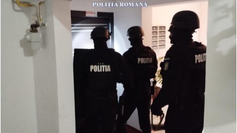 Un bărbat din Lupeni a dat lovitura: a furat două SEIFURI CU BANI. După o săptămână, a auzit bătăi în ușă