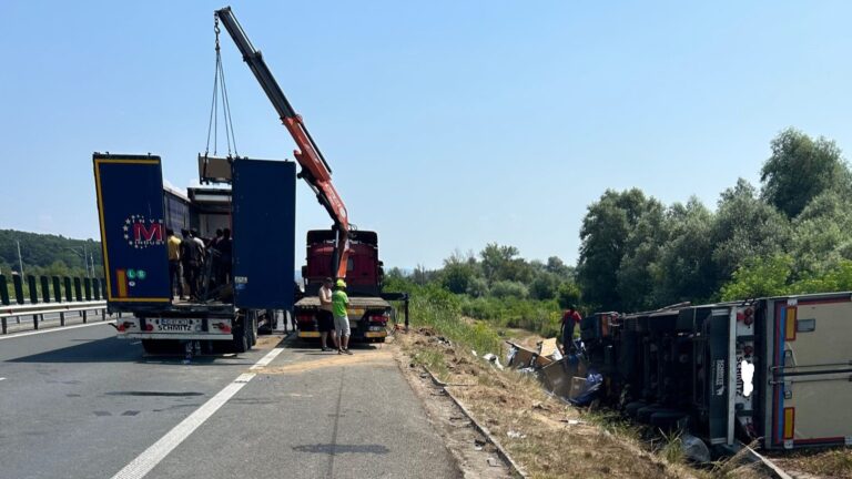 CIRCULAȚIE RESTRICȚIONATĂ pe autostrada A1, între Dobra și Ilia, din cauza unui accident cu două TIR-uri