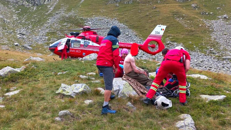 Un turist MUȘCAT DE URECHE DE O VIPERĂ în masivul Parâng a fost salvat cu elicopterul SMURD