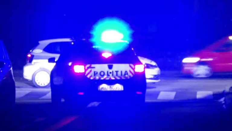 URMĂRIT DE POLIŢIŞTI, un tânăr cu droguri în maşină a făcut prăpăd în Micro 15 din Deva. A lovit şi maşina poliţiei
