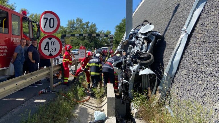 O mașină s-a făcut praf la Șoimuș, un bărbat de 69 de ani rănit grav. FOTO + VIDEO
