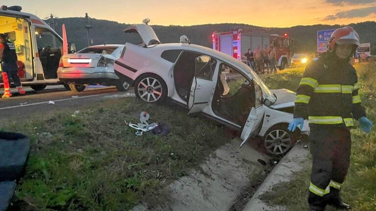 ACCIDENT GRAV între județele Hunedoara și Arad: Patru victime, două în comă, transportate la Spitalul Brad