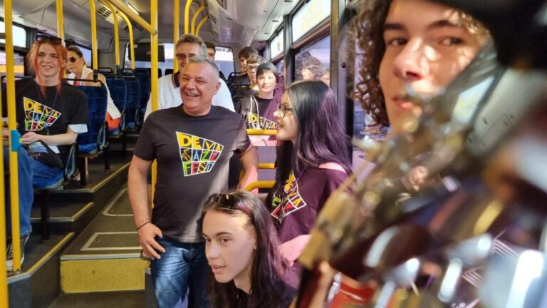 AUTOBUZUL CU JAZZ a circulat astăzi prin Deva. Vezi programul și muzicienii care concertează la DEVA JAZZ FEST