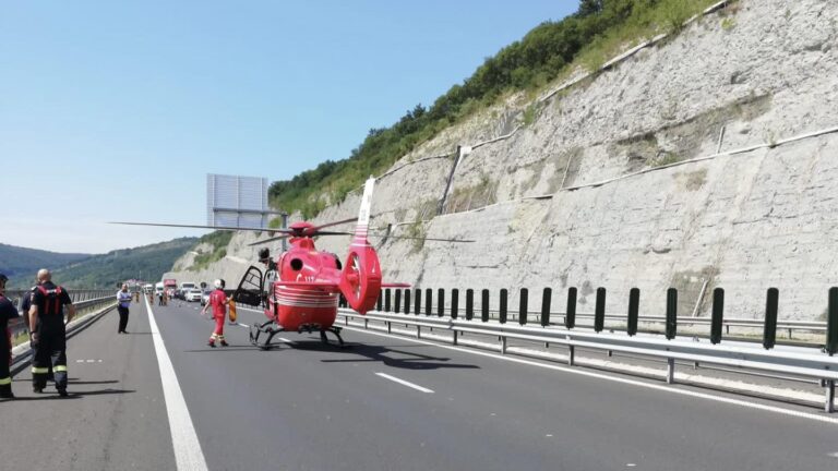 Elicopterul SMURD a intervenit pe autostradă la Șoimuș, zona Dealul Liliecilor. Trafic rutier pe o singură bandă spre Deva