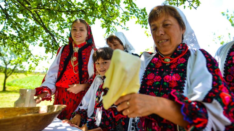 FESTIVALUL PLĂCINTELOR PĂDURENEȘTI, sâmbătă şi duminică. Mămăligă cu brânză și vinars din partea organizatorilor